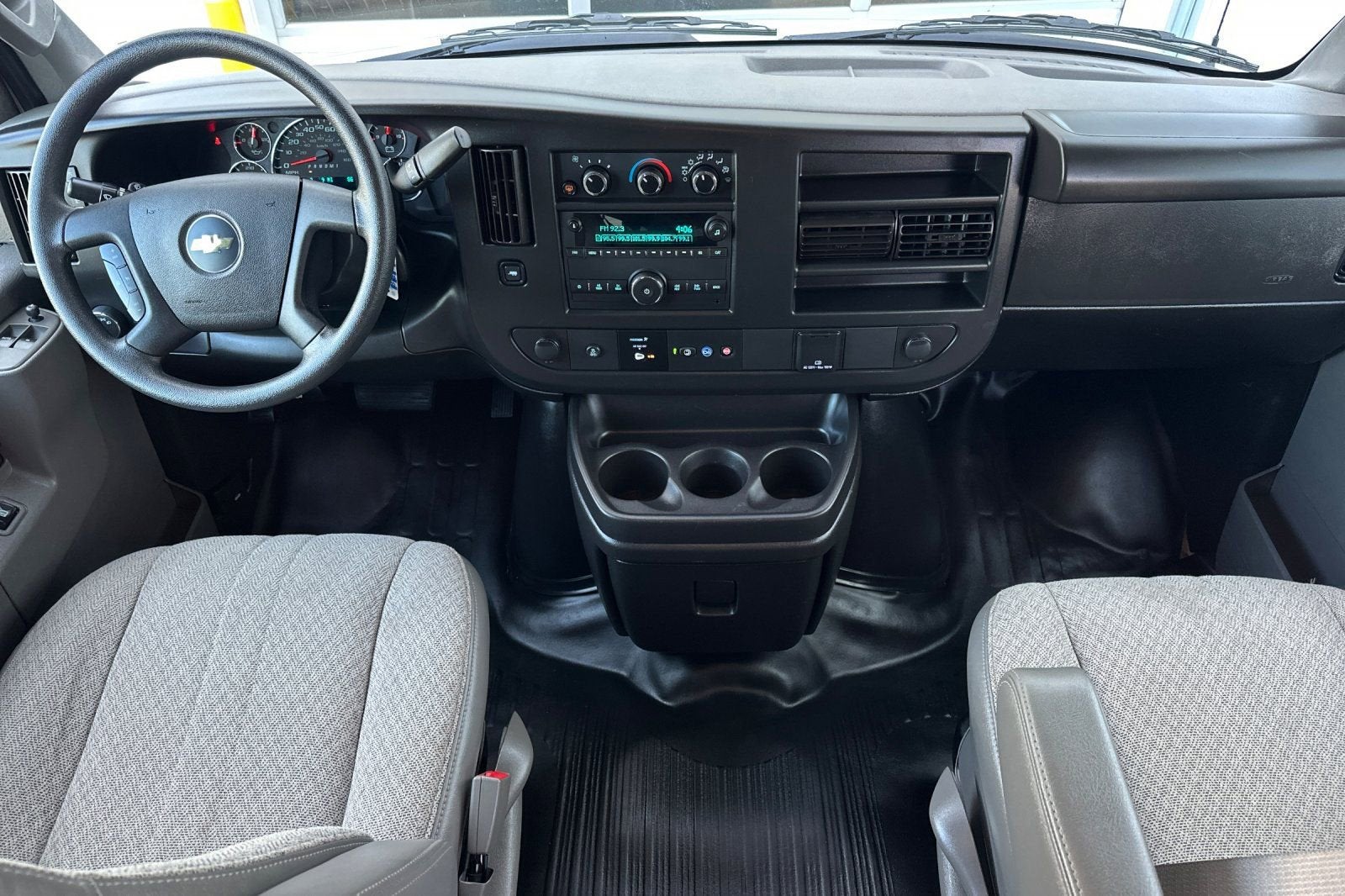 2023 Chevrolet Express Passenger 3500 1LS
