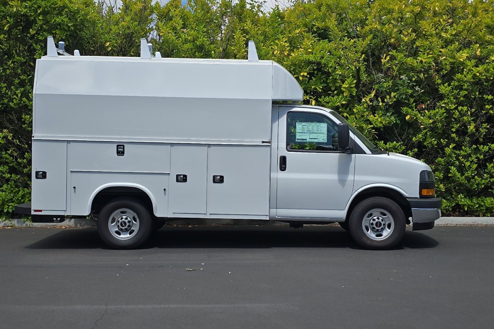 2025 GMC Savana Cutaway 3500 1WT